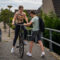 Meisje van 13 op fiets wordt aangesproken door leeftijdsgenoot, situatie die grensoverschrijdend kan voelen – thema uit workshop zelfverdediging voor meiden 11-15 jaar in Velserbroek.